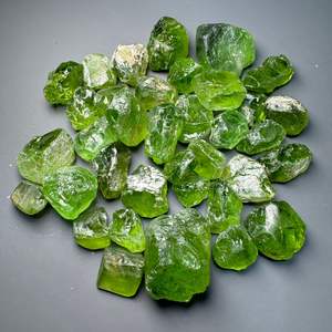 Pierre brute de péridot de qualité de taille, pierre naturelle du Kohistan, Pakistan - Product Image 3