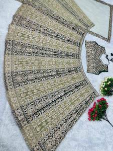 Lehenga Choli da Sposa Elegante in Tessuto Pesante di Pelliccia Sintetica con Lavorazione Multicodifica e Paillettes, Perfetto per Feste e Tutte le Occasioni, Ideale per Mehendi - Product Image 4