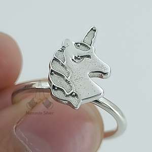 Anillo de Plata Hecho a Mano con Unicornio, Chapado en Oro de 18K, Joyería con Incrustaciones, Anillo de Plata de Ley para Niños, Regalo Único y Mágico - Product Image 1