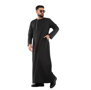 黑色染色低价穆斯林服装男式长袍阿巴亚中东长袖圆领阿塞尔托贝阿拉伯带侧口袋