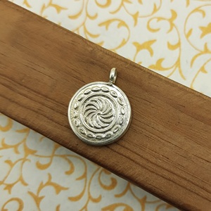 925ทำด้วยมือเงินสเตอร์ลิงลอร์ดกฤษณะจี้งานศิลปะที่ไม่ซ้ำกันทางจิตวิญญาณกรอบแก้วภาพวาดมือโซ่ที่สง่างาม - Product Image 6