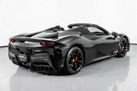 Ferrari SF90 Spider d'occasion en excellent état, automatique, turbo, transmission intégrale, 2 portes, cabriolet, intérieur cuir clair, conduite à gauche, jantes R18, à vendre