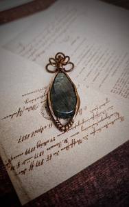 Pendentif géométrique en cuivre labradorite avec fil flash multicolore violet fait à la main Collier de pierres précieuses de style antique - Product Image 4