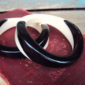 Bracelets en résine de qualité supérieure fabriqués en Inde, design floral vintage, bracelets larges en résine à vendre - Product Image 1