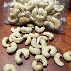 Noix de cajou fraîches biologiques d'origine africaine W320 de qualité supérieure pour la fabrication alimentaire industrielle - Product Image 1