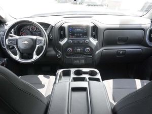 Clean Black Used 2023 Chevrolet Silverado 1500 LT Crew Cab 4WD con ruedas de acero Asientos de cuero Sistema de navegación Asiento calefactable - Product Image 5