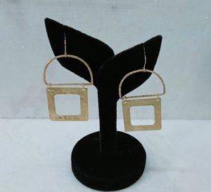 Boucles d'oreilles géométriques classiques élégantes en laiton doré antique, bijoux en or mat noir, accessoire de mode pour femmes - Product Image 5