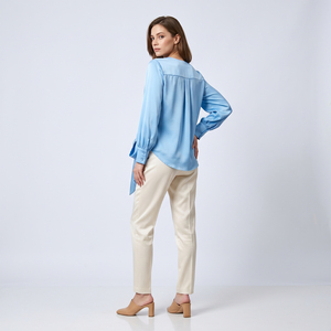 Camicetta avvolgente in raso fluida, asimmetrica, con bottoni sul davanti - Product Image 2