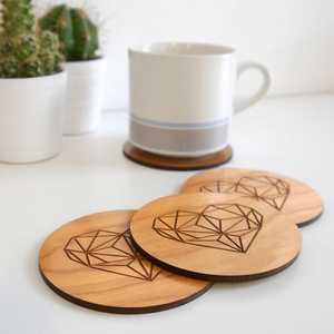 Ensemble de sous-verres ronds en bois gravés sur mesure, bois de caoutchouc naturel, tapis à boisson pour la maison, bar à café, protection de table, écologique, cadeau d'hôtel - Product Image 4
