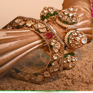 Bracelet hexagonal royal en kundan avec des accents d'émeraude et de rubis. Disponible à prix de gros. - Product Image 1