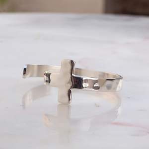 Bracelet manchette ajustable pour femme, fabriqué en Inde, en laiton plaqué argent, avec gravure personnalisée, bracelet ouvert de créateur à vendre - Product Image 3