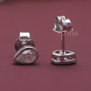 Boucles d'oreilles clous en diamant de culture certifié IGI, taille poire, serties clos, en or 18 carats, avec fermoir à vis - Product Image 2