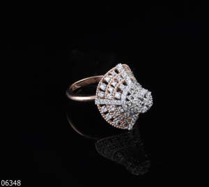 แหวนหมั้นเพชรเพาะเลี้ยงทรงดอกไม้สวยงาม รุ่น Wildflower Whisper สำหรับผู้หญิง ทอง 14k/18k พร้อมใบรับรอง คุณภาพการเจียระไนแบบ Brilliant Cut ทันสมัย - Product Image 1