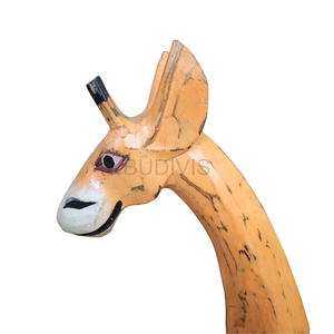 Sculpture de girafe en noix de coco à finition vieillie, décoration animale rustique en bois peinte à la main, ornement décoratif - Product Image 4
