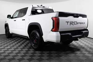 Camioneta Toyota Tundra Hybrid TRD Pro HV CrewMax Cab 4WD con Asientos de Cuero en Interior Claro, Nueva/Usada en Venta - Product Image 3