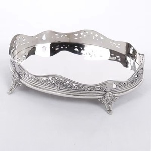 Plateau de service en acier inoxydable fait à la main le plus demandé Design sur pattes fini antique pour cadeaux de pendaison de crémaillère - Product Image 1