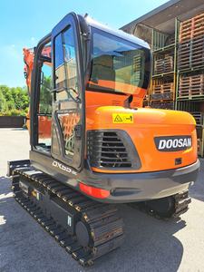 Excavadora de cadenas Doosan 2018 en excelentes condiciones, 5.5 toneladas, con motor Yanmar para construcción y movimiento de tierras - Product Image 4