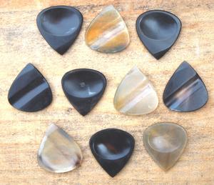 Plectres de guitare en corne de buffle avec empreinte de pouce et de doigt, faits à la main, accessoires de musique naturels personnalisés pour les guitaristes - Product Image 1