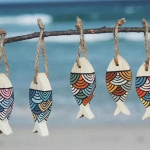 Décoration murale de poisson en bois suspendu Akina - Product Image 5