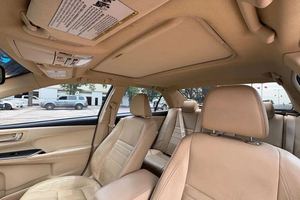 2015 Toyota Camry XLE V6 berline utilisé intérieur en cuir foncé boîte de vitesses automatique 4L Turbo moteur R17 jantes en alliage arrière électrique - Product Image 3