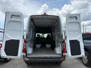 Mercedes-Benz Sprinter 2500 2024, Techo Estándar, Diésel, Transmisión Automática, 3 Años de Garantía, Techo Solar, Asientos de Cuero - Product Image 4