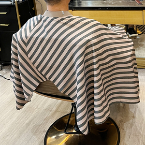 Logotipo personalizado Capa de corte de pelo negra profesional Cierre ajustable Salón Poliéster Impermeable Silicona Cuello Capa de peluquero - Product Image 4