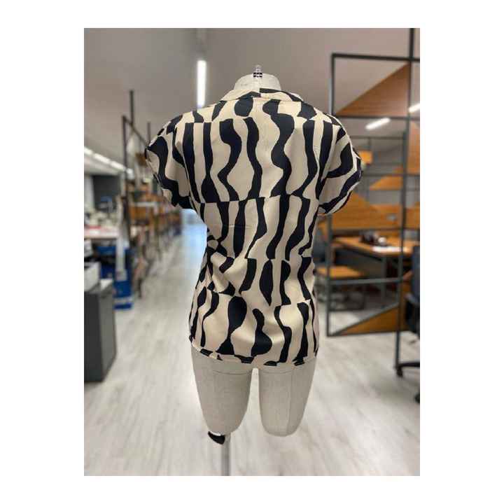 Women's Bat Sleeve V Neck Wavy Pattern Moskrep Fabric Blouse (Color Options)
