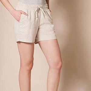 Shorts pour femmes en tissu doux au toucher, conçus pour le confort, avec un matériau respirant, écologique et à séchage rapide, au design épuré et simple. - Product Image 6