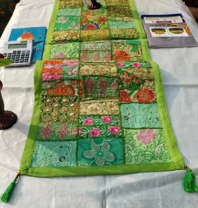 Chemin de table en tissu brodé Patchwork Design pour la cuisine à domicile ou l'article de cadeau de salle à manger de mariage - Product Image 1