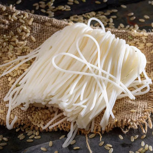 Fideos de Arroz Redondos Frescos al por Mayor de Vietnam, OEM ODM, 300g 500g, Fideos de Arroz Secos Estilo Sa Dec, Bajo MOQ, Empaquetado en Bolsa - Product Image 1