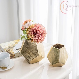 Jarrón de Metal Hecho a Mano de Primera Calidad con Colores y Logotipo Personalizables, Duradero y Elegante para Espacios Modernos - Product Image 5