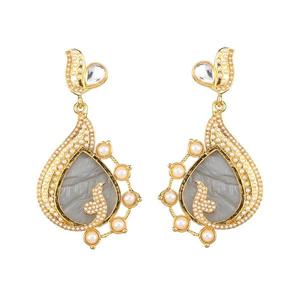 Pendientes colgantes chapados en oro de resina Kriaa Kundan, joyería colgante fina, modelo 1307344C - Product Image 1