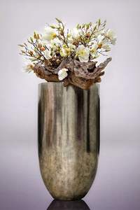 Florero Grande de Metal Dorado con Aspecto Moderno y Sencillo, Perfecto para Espacios de Vida y Oficinas Contemporáneas - Product Image 5