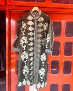Chaqueta Larga y Chal Suzani Vintage de Terciopelo con Bordado a Mano, Producto Hecho a Mano para Mujer, Chaquetas al por Mayor - Product Image 3
