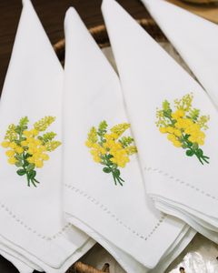 Serviette de table en coton brodée à la main avec motif de fleur de mimosa jaune, sur mesure, vente en gros, point de feston, pour la maison, le restaurant, les mariages - Product Image 2