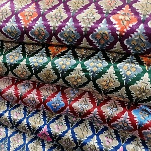 Tissu en vrac personnalisé à 100% en polyester à impression numérique Textile léger ultra doux aux couleurs vives pour les vêtements de mode et la maison - Product Image 3