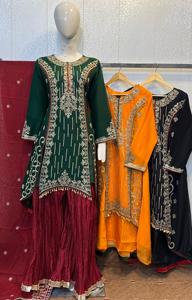 Vêtements d'hiver Shalwar kameez pour femmes en mousseline de soie de très haute qualité avec des broderies très fines - Product Image 3