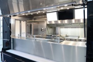 Remorque alimentaire remorquable avec cuisine complète, cuisinière à brûleur en acier inoxydable, friteuse, réfrigérateur, chauffage intégré, système d'eau pour l'extérieur - Product Image 6