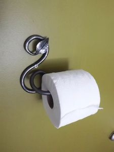 Porte-papier toilette en fer traditionnel pour la décoration de salle de bain d'inspiration historique avec une construction métallique solide - Product Image 4