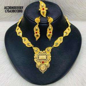 Haute qualité à la mode à la mode 18K plaqué or laiton ensemble collier court boucles d'oreilles anneaux motif floral un gramme de poids pour les femmes - Product Image 1