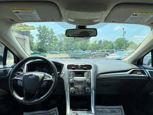 Faible kilométrage 2020 Ford Fusion S FWD avec sièges en tissu Système de navigation Démarrage à distance Toit ouvrant Android Auto - Product Image 5