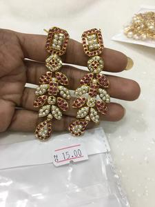 Pendientes de Novia Tradicionales en Tono Dorado con Piedras Multicolores, Detalles de Perlas y Trabajo Intrincado |   Joyería de Boda de Lujo Personalizada - Product Image 3