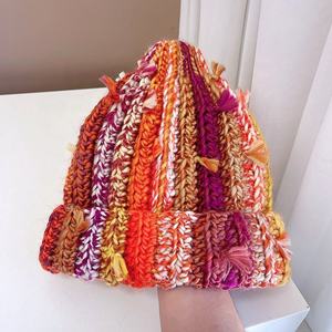 Gorro de Lana con Borlas Coloridas para Mujer, Gorro Tejido Cálido para Otoño e Invierno con Protección para las Orejas - Product Image 2
