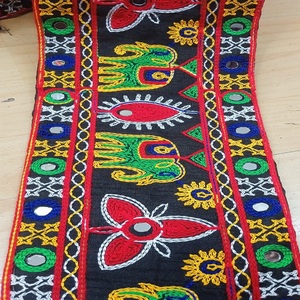 Encaje bordado Boho Chic hecho a medida para patrones intrincados de colores vibrantes de moda con decoración de cuentas para diseñadores de moda - Product Image 2