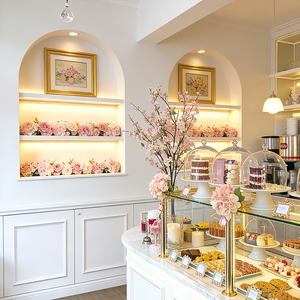 متجر حلويات راقية يعرض علب عرض زجاجية مزينة بالذهب وحوامل كيك زجاجية - Product Image 4