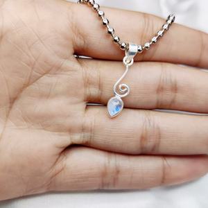 Colgante de piedra lunar hecho a mano, joyería de plata 925, collar minimalista elegante de piedra de Fuego Azul para ella - Product Image 3