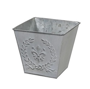 Maceta galvanizada Diseño en relieve de flores Maceta galvanizada con mango lateral Alto en demanda Acabado en blanco Decorativo - Product Image 5