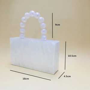 คลัทช์เรซิ่นนี้มาพร้อมกับชุดคลัทช์ทรงผีเสื้อสีทองและกำมะหยี่แบบนุ่มสำหรับงานแต่งงานของผู้หญิง - Product Image 3