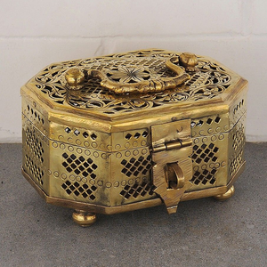 Paan Daan Caja Latón Dorado Pulido Trabajo Pandaan Con Mango De Bloqueo Hecho De Latón De Alta Calidad A Precio Mayorista De La India - Product Image 2