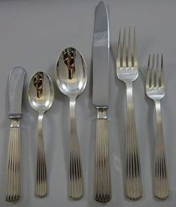 Ensemble de couverts en métal au design moderne et élégant, parfait pour les repas de table en famille. - Product Image 5